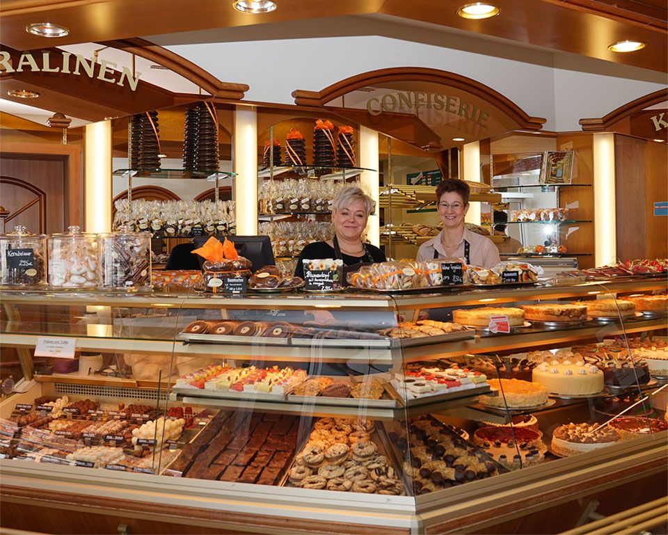 Theke mit Pralinen, Kuchen und Torten